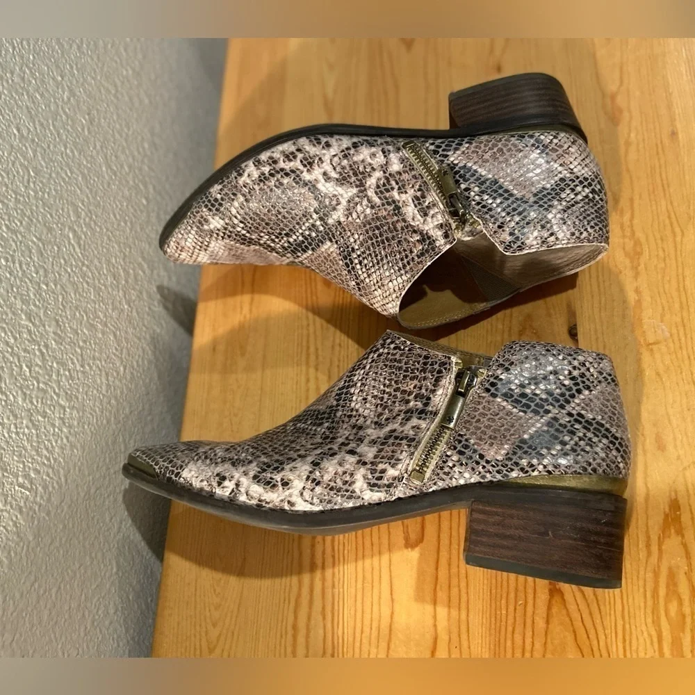 Lucky Brand~Neutral~Snakeskin Print~Pointed Toe~Block Heel~Ankle Booties~Size 10